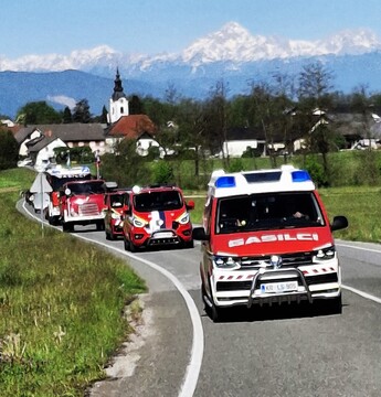 Gasilska vozila na paradni vožnji skozi vas Trata